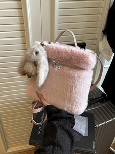 Sac seau en peluche rose avec pendentif lapin présenté dans une pose élégante