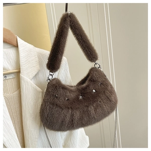 Détail du sac à bandoulière en peluche marron avec clous étoiles et chaîne en métal