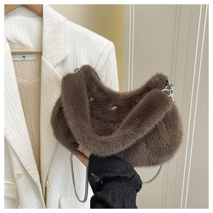 Détail d'un sac en peluche marron doux avec un ornement en métal étoile argentée