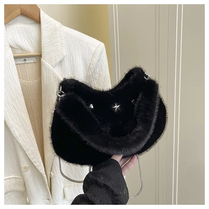 Détail du sac à bandoulière en peluche noire avec étoile argentée et chaîne métallique