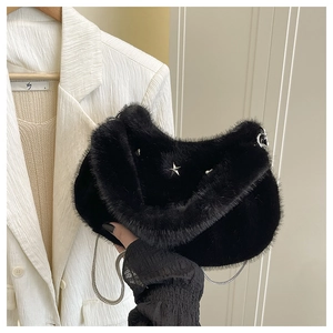 Détail d'un sac demi-lune en fourrure noire avec étoile argentée et bandoulière