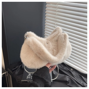 Détail du sac à bandoulière en peluche crème avec fausse fourrure et chaîne argentée