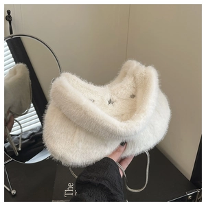 Détail du sac en fausse fourrure blanche avec étoiles en métal et bandoulière chaîne