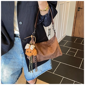 Sac sous le bras en daim marron rétro avec bandoulière et breloque ours en peluche
