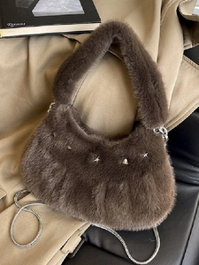 Sac Sous l'Aisselle Doux en Fausse Fourrure Femmes Hiver Peluche Sac Hobo Clous Étoile Argent Chaîne en Métal Sac Bandoulière