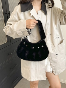 Sac à main en fausse fourrure noire avec clous argentés en forme d'étoile et de cœur