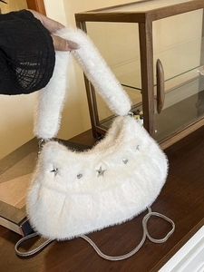 Sac hobo en fausse fourrure blanche avec rivets étoiles et bandoulière chaîne