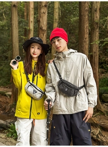 Outdoor-Lifestyle-Aufnahme von Vintage-Karotaschen für Wandern und Sportaktivitäten