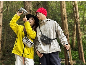 Outdoor-Waldszene mit langlebigen Brusttaschen aus Nylon-Karo für Paare beim Wandern