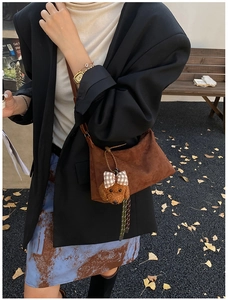 Détails du sac demi-lune en daim marron avec charmant petit ours en peluche attaché