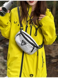 Detail der hellgrauen Gitter-Gürteltasche aus wasserdichtem Nylon am Outdoor-Wanderer