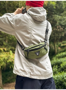 Detail der grünen karierten wasserdichten Brusttasche mit verstellbarem Gurt