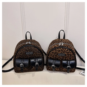 Détail du mini sac à dos à motif léopard avec boucles métalliques et logo de marque