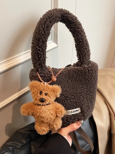 Sac seau en faux mouton marron avec breloque d'ours et bandoulière réglable