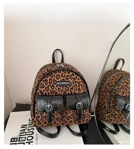 Détail du sac à dos léopard avec deux poches avant et boucles métalliques décoratives