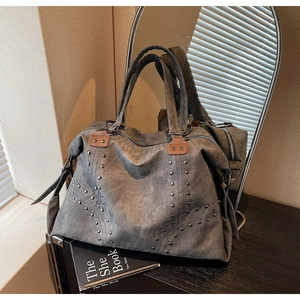 Détail du sac cabas gris vintage montrant les rivets et la texture en simili cuir