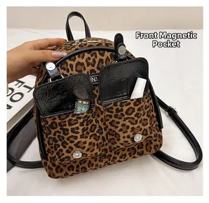 Détail du sac à dos léopard montrant les poches avant aimantées pour accessoires