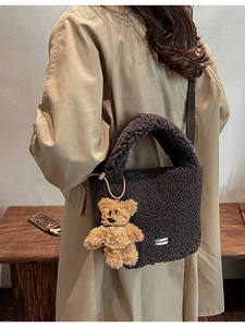 Sac seau en peluche gris foncé avec breloque ours et étiquette tissée élégante