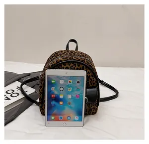 Comparaison détaillée de la taille du sac léopard montrant l'espace pour une tablette