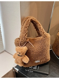 Sac seau en polaire marron avec un charmant ours dans un décor d'intérieur cosy