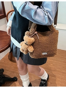 Sac seau en polaire peluche marron avec bijou d'ours et bandoulière sur mannequin