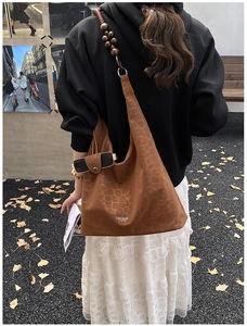 Détail du sac cabas léopard avec bandoulière en perles de bois et texture en daim chic