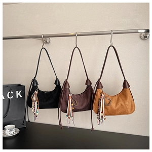 Sacs hobo en daim avec glands ethniques et perles disponibles en trois couleurs