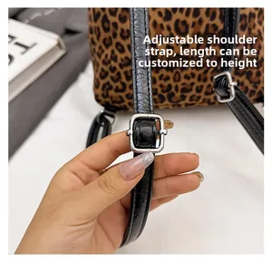 Détail de la bandoulière réglable du sac à dos léopard avec boucle en argent