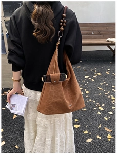 Grand sac cabas léopard en suédine avec anse en perles de bois et style automnal chic