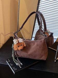 Sac Hobo Dumpling en Cuir PU Rétro pour Femmes Texture Givrée Sac Sous le Bras Plissé avec Pendentif Chiot en Peluche Sac Mode Décontracté