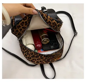 Vue intérieure du sac à dos léopard montrant le rangement du téléphone et accessoires