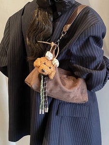 Sac bandoulière en daim marron avec pendentif ours en peluche et pompon tressé élégant
