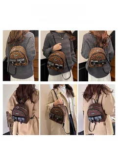Détails montrant les différents modes de portage du mini sac à dos à motif léopard