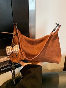 Sac à bandoulière en daim marron avec un adorable pendentif en forme d'ourson