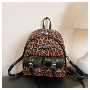Gros plan du sac à dos léopard avec texture velours et poches en cuir noir