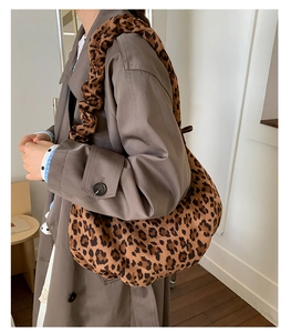 Detail of trendy leopard print tote bag featuring a stylish pleated wide shoulder strap