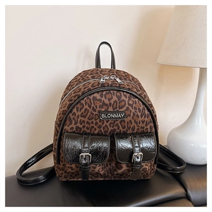Détails du sac à dos imprimé léopard avec boucles métalliques et logo BLONMAY