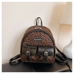 Gros plan du sac à dos léopard avec deux poches et détails de boucles métalliques