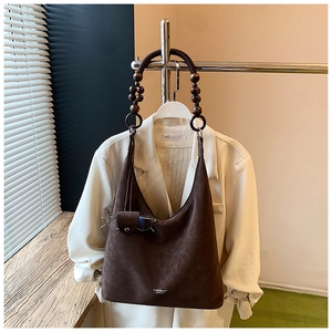 Vue détaillée du sac cabas marron café avec poignée en perles de bois et pochette assortie