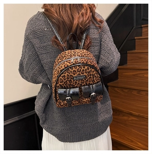 Détail de la texture léopard en velours et des bretelles sur le mini sac à dos