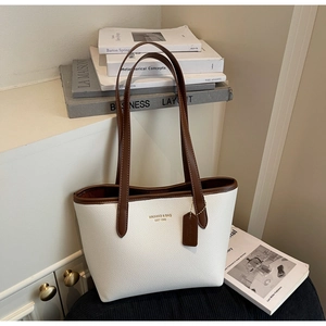 Détail d'un sac cabas beige avec anses marron et lettrage doré MIKAXIQI logo