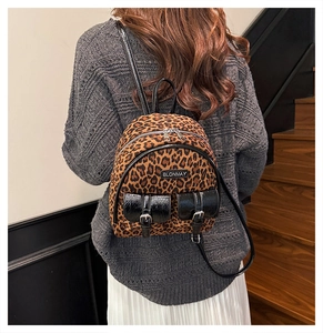 Mini sac à dos imprimé léopard avec boucles magnétiques et bretelles en cuir sur mannequin