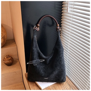 Dettaglio borsa hobo nera vintage con manico intrecciato, perline in legno e gancio