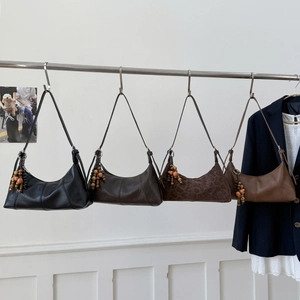 Detailansicht der Retro-Halbmond-Schultertaschen mit Holzperlenanhänger in verschiedenen Farben
