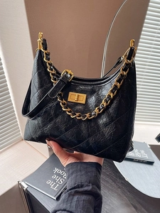Sac à bandoulière vintage en cuir matelassé avec chaîne dorée et fermoir pivotant élégant