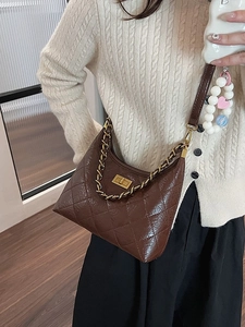 Sac bandoulière marron matelassé vintage avec chaîne dorée et fermoir métallique