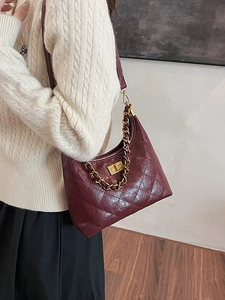 Sac bandoulière vintage bordeaux matelassé avec chaîne dorée et fermoir rotatif
