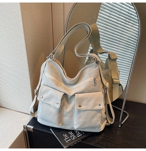 Detailansicht der großen Segeltuchtasche mit Utentaschen und verstellbarem Gurt