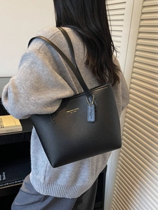 Grand sac cabas noir en cuir PU grainé pour femme avec logo doré et doubles anses