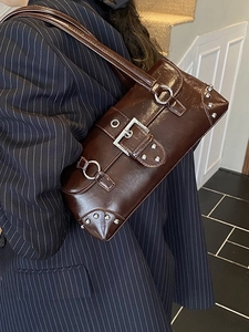 Sac sous le bras marron vintage en simili cuir avec clous argentés et boucle élégante